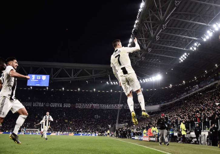 Ronaldo celebra uno de sus tres goles ante el Atlético (Marco BERTORELLO/AFP)