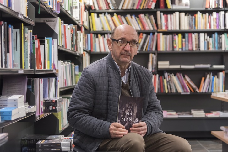 Joxerra Bustillo posa con su libro durante la presentación celebrada en Donostia. (Andoni CANELLADA/FOKU)