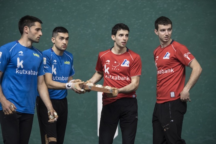 Lau pilotariak, aukeratutako pilotekin (Jagoba MANTEROLA / FOKU)