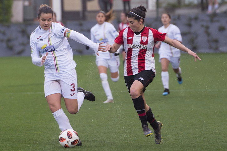 Lucía trata de escapar de una defensa riojana. (Monika DEL VALLE / FOKU)