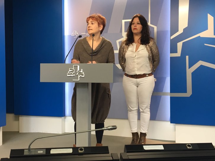 as parlamentarias de EH Bildu Rebeka Ubera y Larraitz Ugarte han comparecido en el Parlamento de Gasteiz. (@gara_iiriondo)