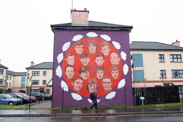 Mural en las calles de Derry en recuerdo de las víctimas del Bloody Sunday. (Paul FAITH / AFP)