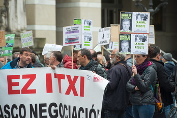Concentración de trabajadores de La Naval delante Sabin Etxea. (Monika DEL VALLE / FOKU)