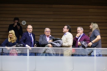 Sabalza, en el centro, y varios directivos han seguido la sesión del Legislativo sobre el aval para el club. (OSASUNA)