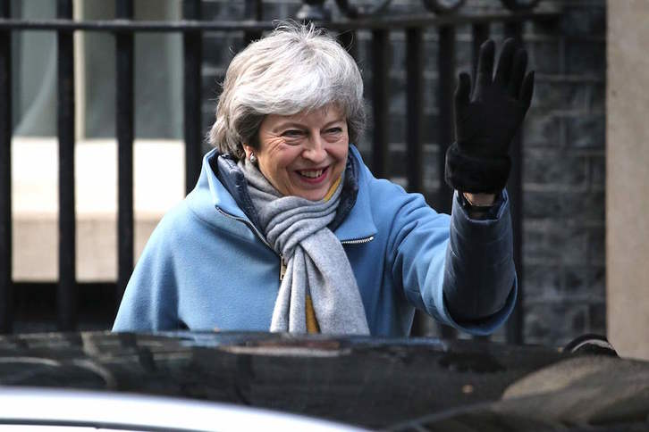 Theresa May, a la salida de su residencia oficial de camino al Parlamento. (ISABEL INFANTES / AFP)