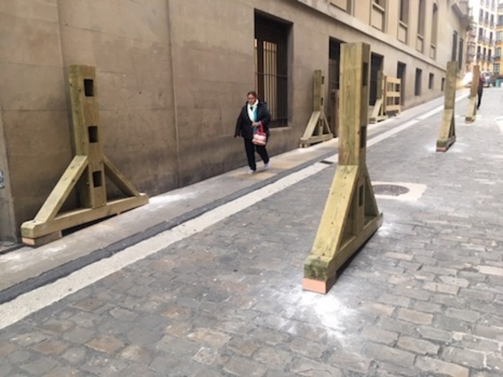 Postes del corral que se ha improvisado en Santo Domingo para los toros que tomarán parte en el rodaje de la película china.