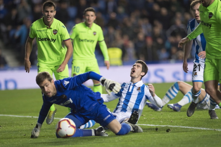 Elustondo lamenta una ocasión perdida ante la meta del Levante. (Juan Carlos RUIZ / FOKU)