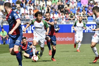 Inui conduce el balón ante la presión del rival. (LA OTRA FOTO)