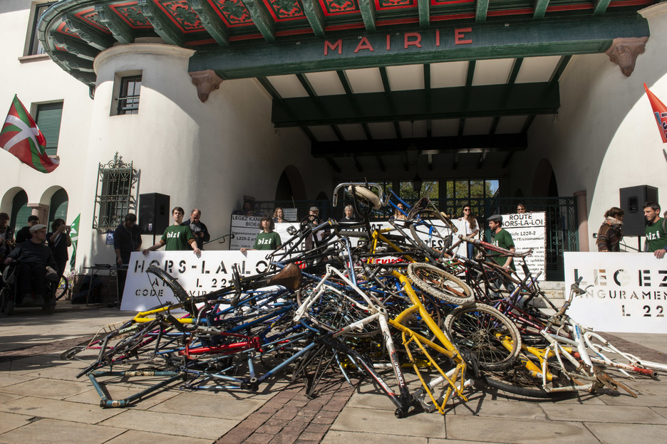 Les militants de Bizi ont enterré le Plan Vélo sous une montagne de vélos hors d'usage. © Guillaume FAUVEAU