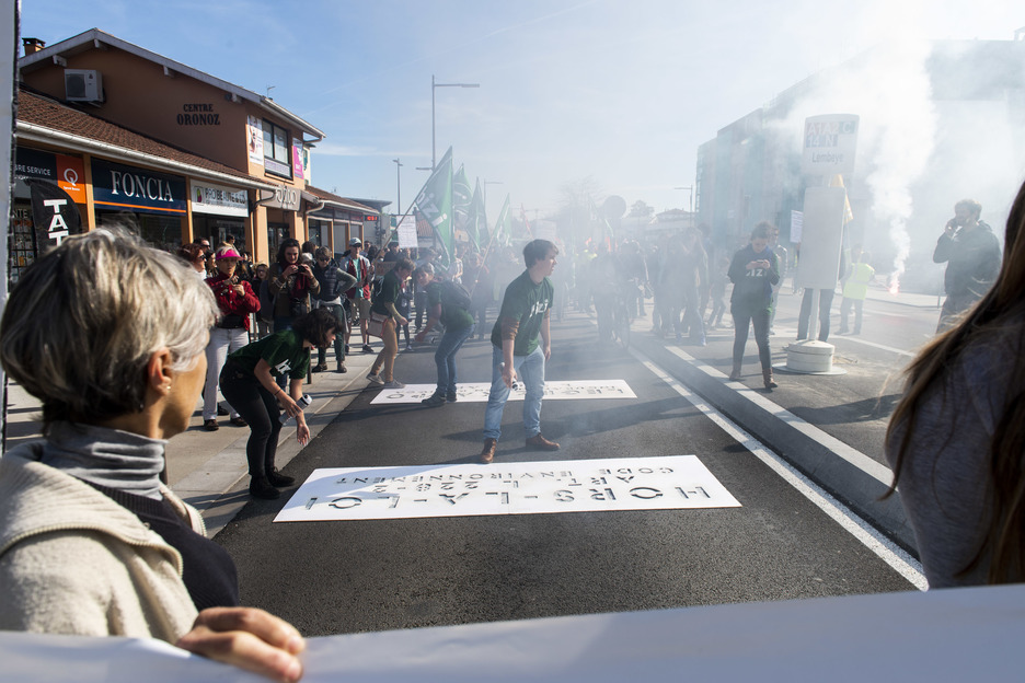 Les manifestants ont peint sur la route le message "Route hors-la-loi ! Article L-228-2 du Code de l'environnement"