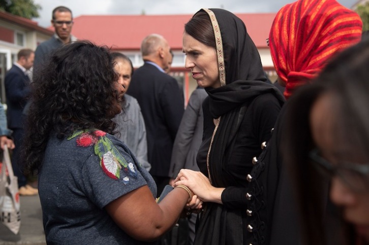 La primera ministra neozelandesa, Jacinda Ardern, visitando un centro de refugiados de Christchurch. (Marty MELVILLE /AFP)