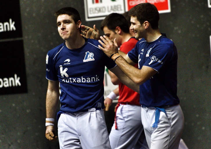 Irribarria eta Zabaleta elkar zoriontzen, finalerako txartela lortuta (Marisol RAMIREZ/FOKU)