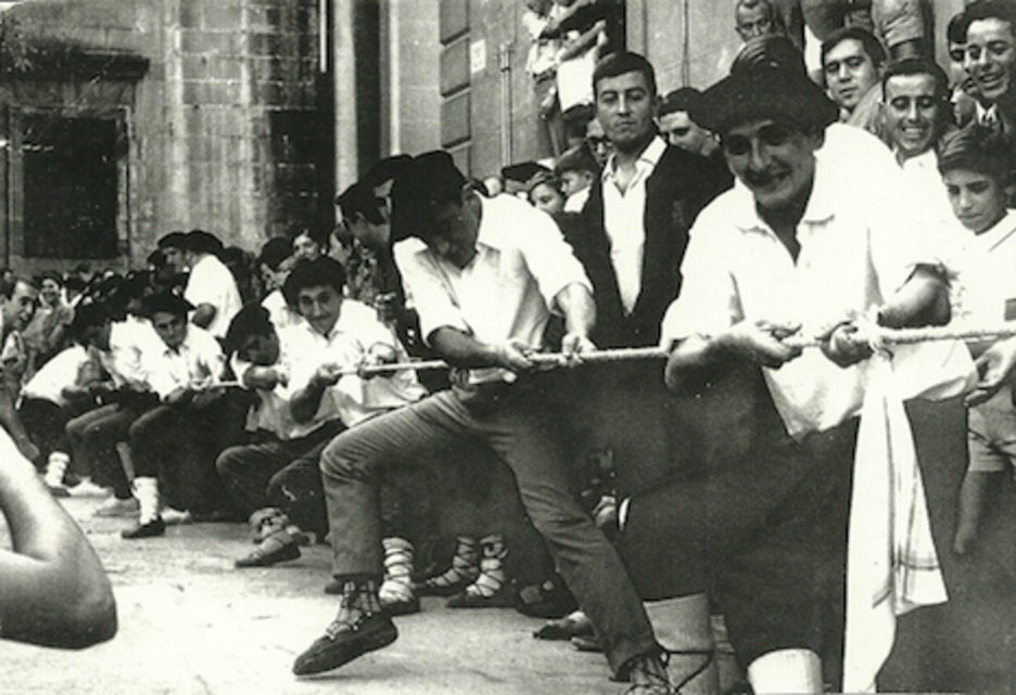 Sokatira en San Fermin Txiki del año 1966. (Cedida EUSKO BAZTERRA)