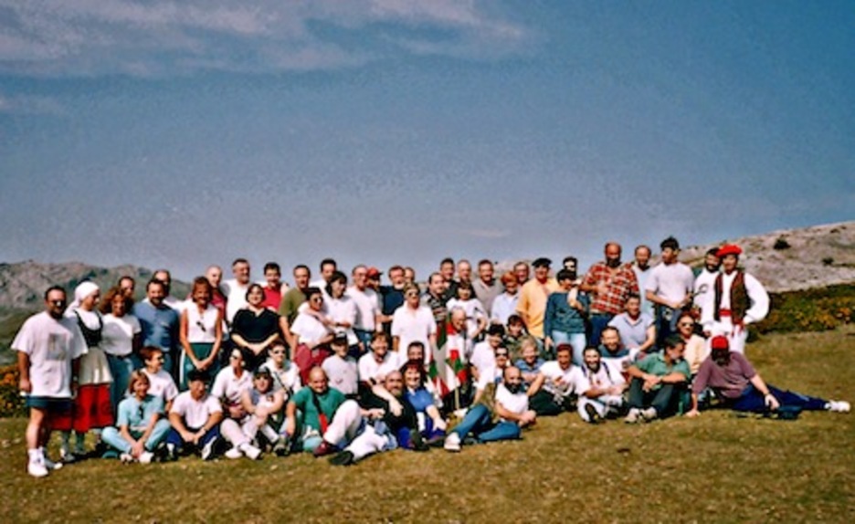 Celebrando en 1997 en Aralar el 25 aniversario. (Cedida EUSKO BAZTERRA)
