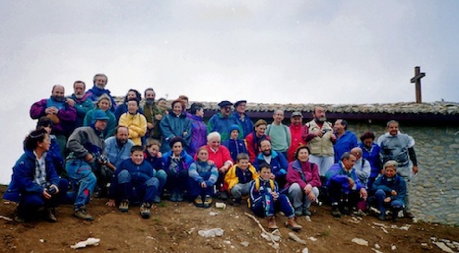 En la ermita de San Adrian en 1999. (Cedida EUSKO BAZTERRA)