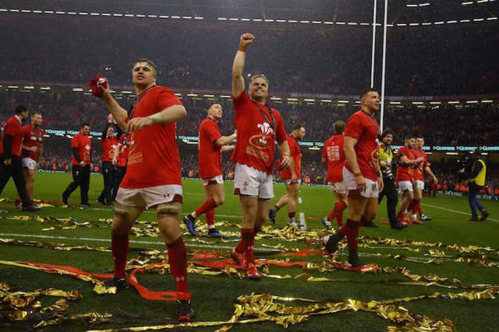 Los jugadores de Gales festejan el título conseguido el pasado sábado. (GEOFF CADDICK / AFP)