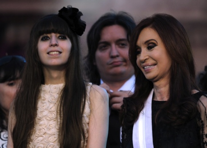 Cristina Fernández (d), junto a su hija Florencia (i) y a su hijo Máximo (c). (Daniel GARCÍA/AFP) 