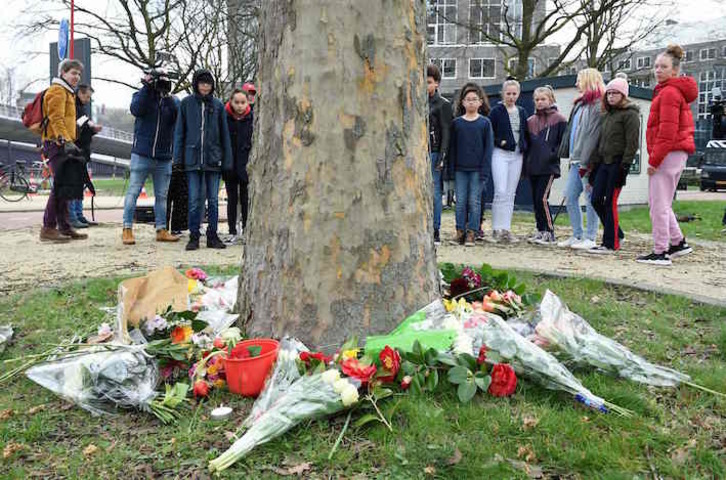 Ofrenda floral en recuerdo a las víctimas del ataque. (John THYS/AFP)