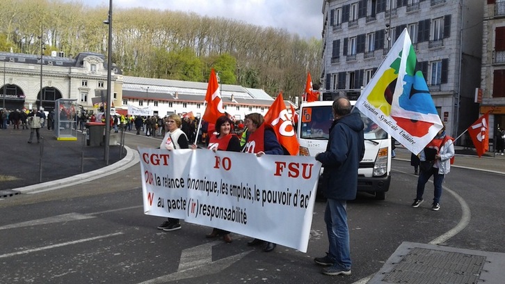 Cabeza de la manifestación, en Saint-Esprit. (@maite_ubiria)