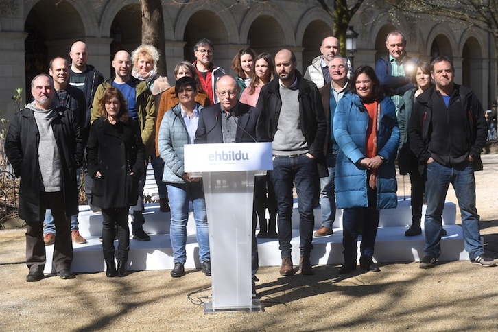 Los candidatos de EH Bildu a las JJGG de Gipuzkoa, con Juan Karlos Izagirre a la cabeza. (Jon URBE/FOKU)