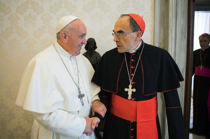 El papa Francisco, con el cardenal Barbarin. (AFP)