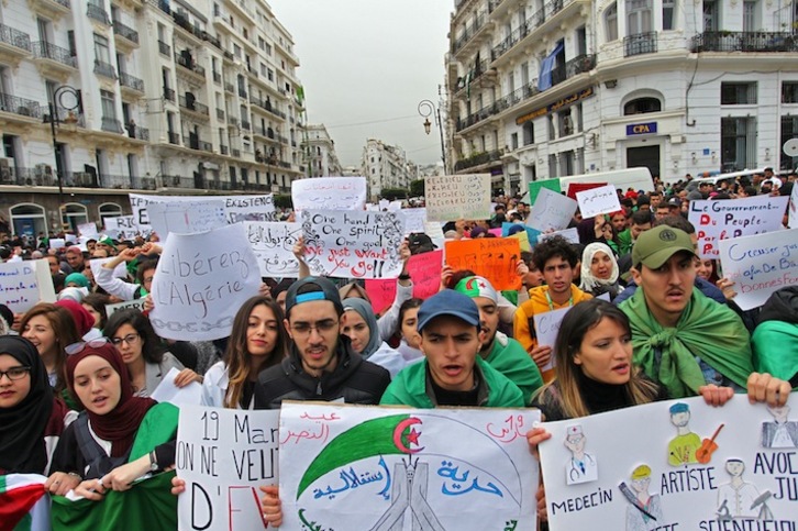Los argelinos permanecen en las calles para exigir la dimisión de Bouteflika. (AFP)