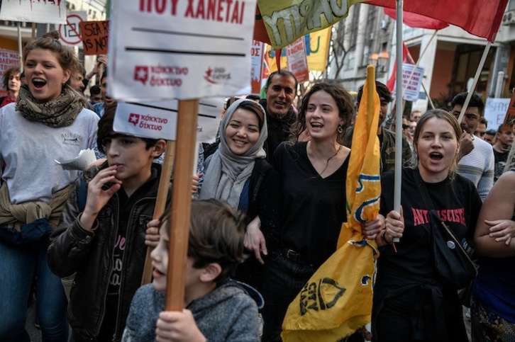 Personas de Grecia y refugiadas marchan juntas en Atenas contra el racismo y el fascismo. (Louisa GOULIAMAKI / AFP)