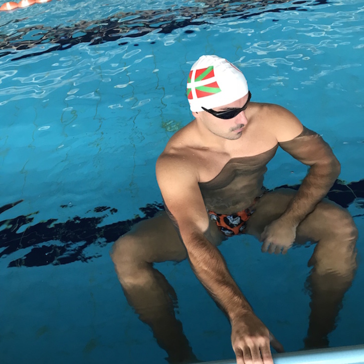 Eduardo Blasco, con el gorro con la ikurriña tras fichar por el club Biarritz Souvetage Cotier.