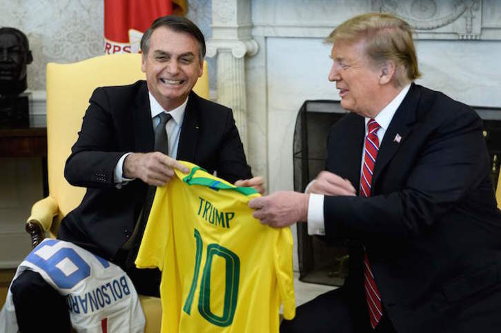 Trump y Bolsonaro han intercambiado camisetas de sus respectivas selecciones. (Brendan SMIALOWSKI/AFP)