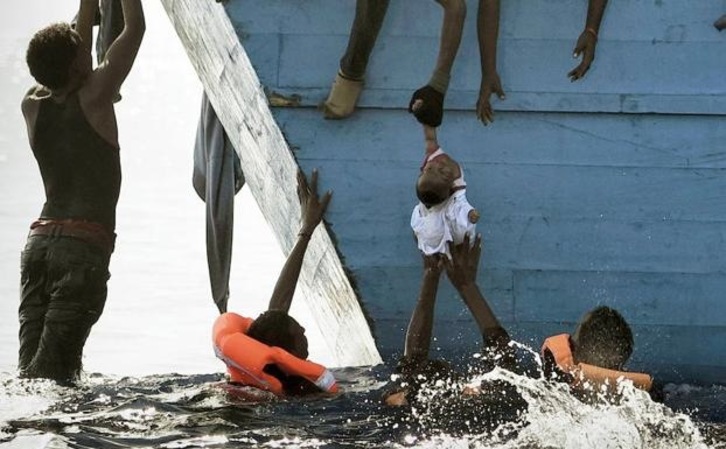 Imagen de archivo de un rescate de migrantes. (AFP)