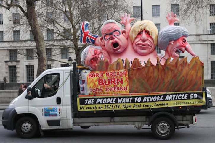 Un vehículo recorre Londres con un mensaje contra el Brexit. (DANIEL LEAL-OLIVAS / AFP)