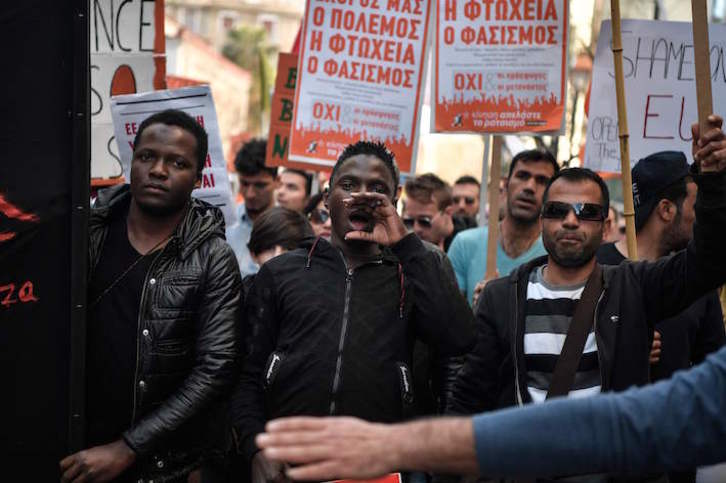 Migrantes y refugiados participan en una marcha antifascista y antirracista en Atenas. (Louisa GOULIAMAKI/AFP)