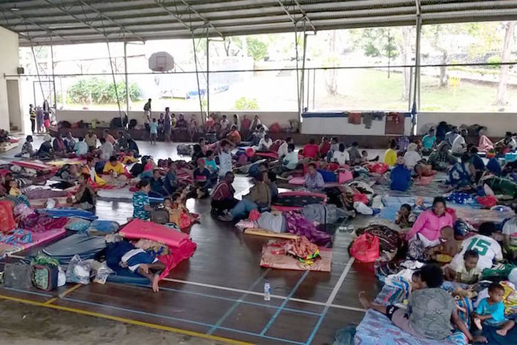 Personas afectadas por las riadas, en uno de los refugios habilitados. (AFP)