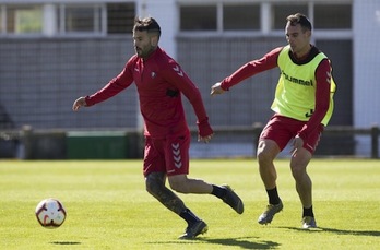Rubén García, a la izquierda, entrenando en Taxoare. (OSASUNA)