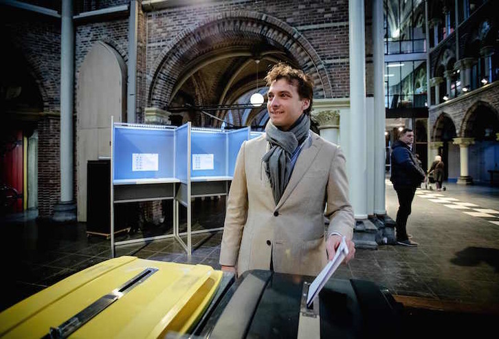 El líder ultraderechista Thierry Baudet deposita su voto en Amsterdam. ( ROBIN VAN LONKHUIJSEN / AFP)