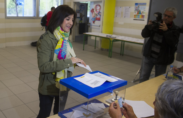 La europarlamentaria jeltzale Izaskun Bilbao, votando en las elecciones de 2014. (Luis JAUREGIALTZO / AFP)