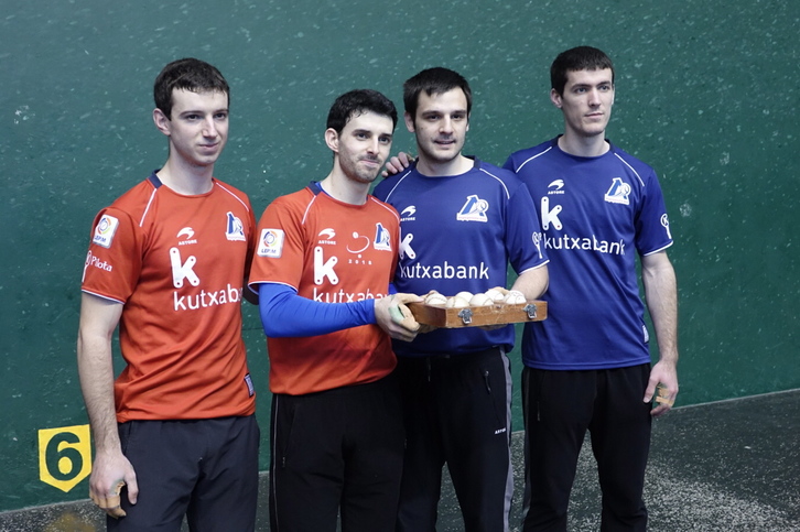 Igandeko lau protagonistak gustura agertu dira aurkitutako pilotekin (Andoni CANELLADA/FOKU)