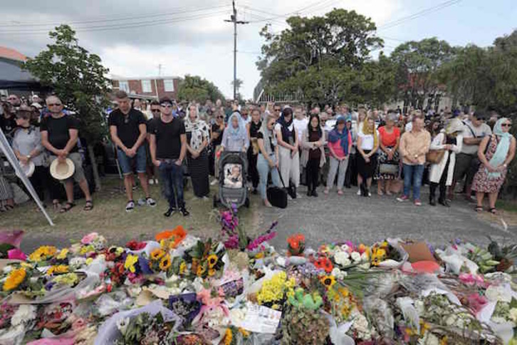 Acto en recuerdo a las víctimas del atentado de Christchurch. (MICHELLE HYSLOP / AFP)