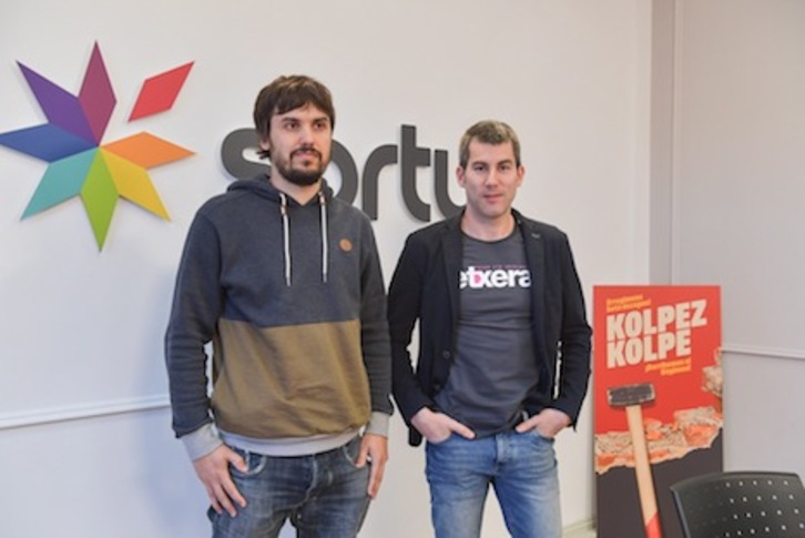Haritz Romeo y Arkaitz Rodriguez, en la rueda de prensa de Sortu. (Idoia ZABALETA/FOKU)