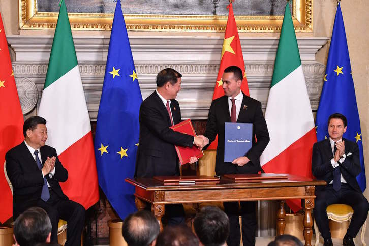Xi Jinping firma hoy un protocolo de acuerdo con el jefe del Gobierno italiano, Giuseppe Conte. (Alberto PIZZOLI / AFP)