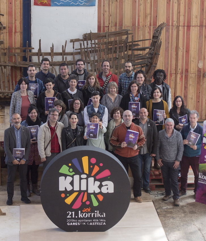 «Aro berriari klika» konpromiso-bilduma izenpetu dute, gaur goizean, Albaolan. @Gorka RUBIO / FOCU