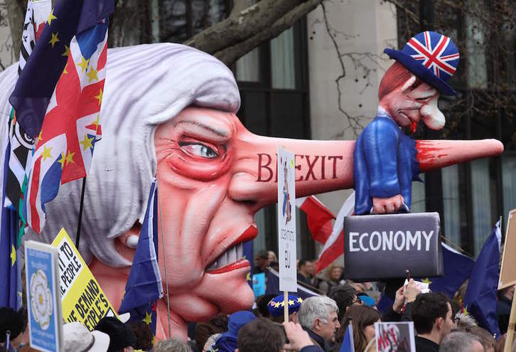 Una marioneta de la Primera Ministra, Theresa May, en la marcha organizada por la campaña pro-europea People's Vote (Isabel INFANTES/AFP)