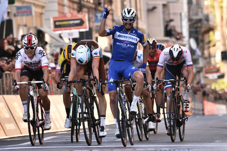 Alaphilippe celebra su victoria al llegar a San Remo (Marco BERTORELLO/AFP).
