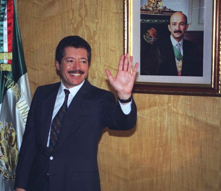 Luis Donaldo Colosio saluda ante un retrato de Carlos Salinas de Gortari. (NAIZ)