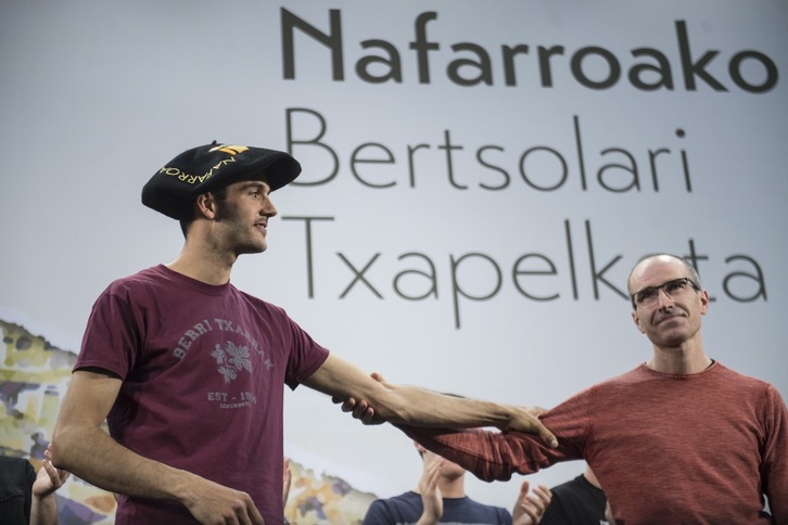 Joxema Leitzak jarri dio txapela Julio Sotori. (Jagoba MANTEROLA/NAIZ)