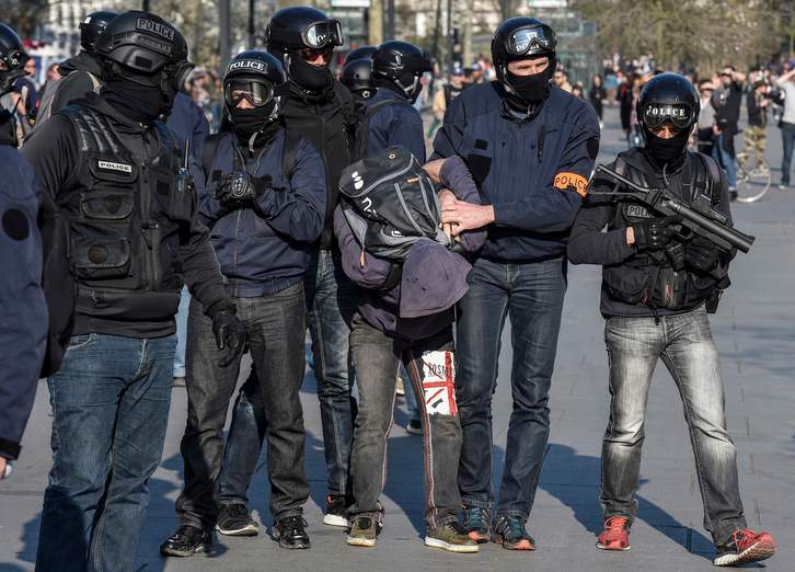 Polizia frantsesa manifestari bat atxilotzen, «Txaleko Horien» protesta batean (Sebastien SALOM-GOMIS/AFP)