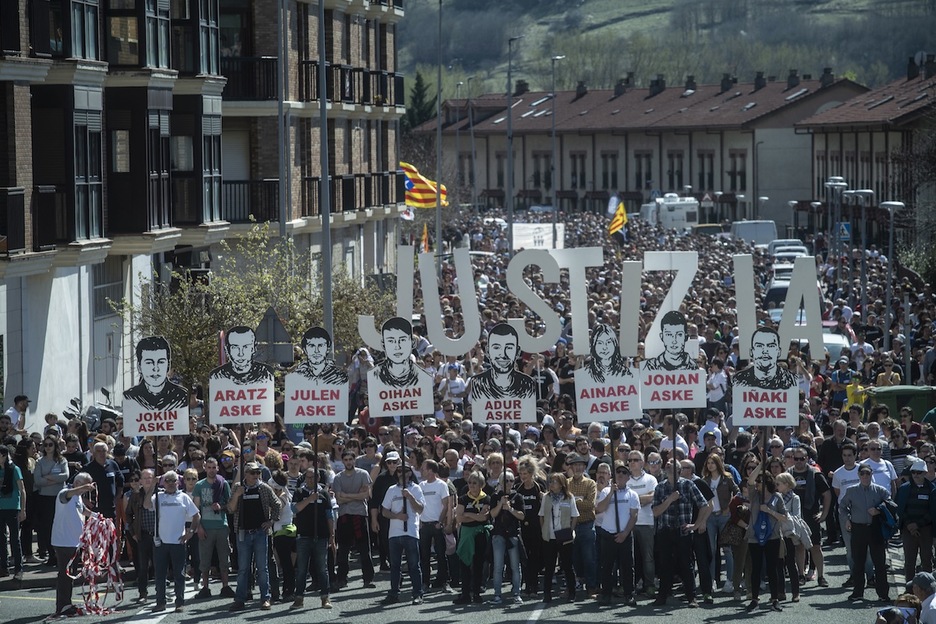 Cabeza de la marcha reclamando justicia para los encarcelados. (Jon URBE / FOKU)