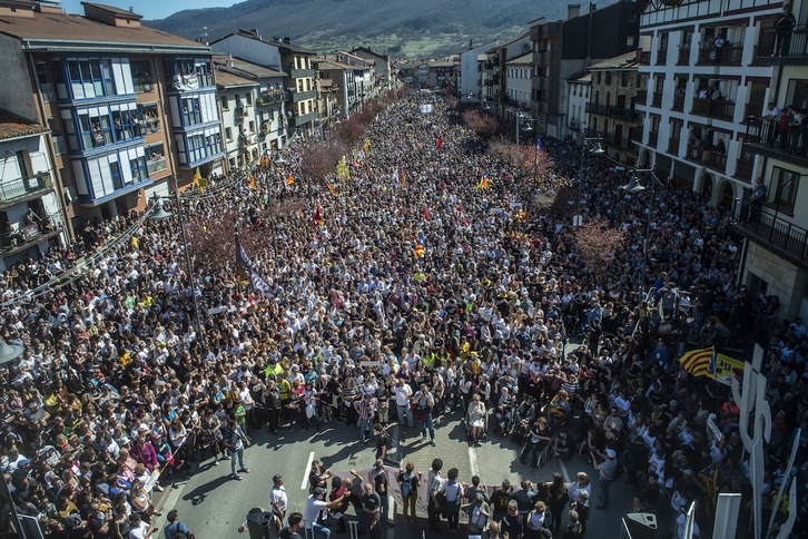 Altsasu, colapsada por manifestantes y solidaridad tras la sentencia de apelación. (Jon URBE/FOKU)
