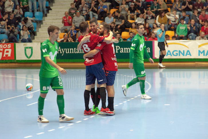 Martil y Usín abrazan a Adri Ortego, autor de dos goles. (Natxo MATXIN)
