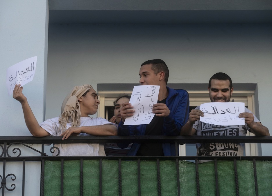 Uno de los momenos emotivos que ha dejado la marcha, cuando una familia de origen árabe ha salido al balcón con pancartas pidiendo justicia para los jóvenes de Altsasu.(Jon URBE/FOKU)